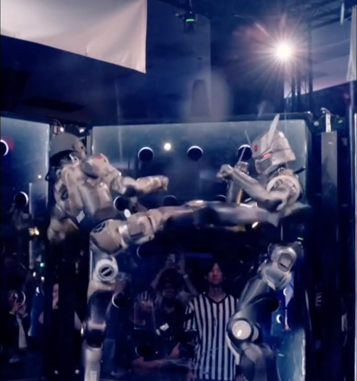 Humanoid robot in the REK2 ring